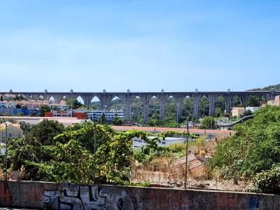 guas Livres Aqueduct